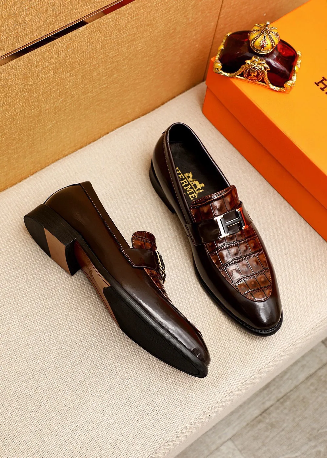 Men's shoes 💰480 💐 Product trademark: HERMES "Hermès" casual leather shoes Regular size: 39-44 (38.45.46🉑️Customized) Product materials: Selected imported first-layer calfskin embossed upper + classic hardware buckle, imported water-dyed cowhide lining. Strong three-dimensional visual effect, combined outsole Color: 2⃣️colors available
